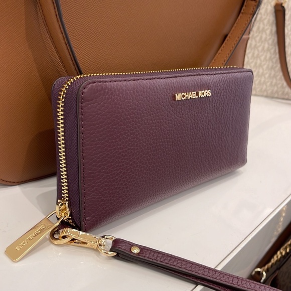 MICHAEL KORS LARGE TRAVEL CONTINENTAL WRISTLET WALLET PHONEHOLDER OXBLOOD - Picture 5 of 16